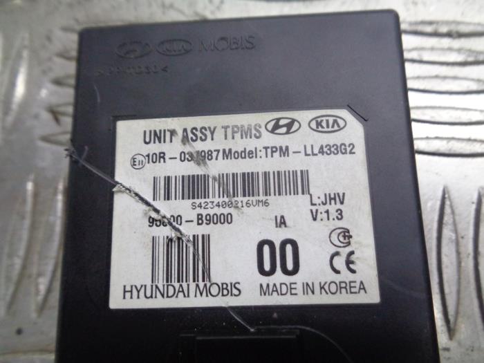 Tyre pressure module from a Hyundai i10 (B5) 1.0 12V 2015