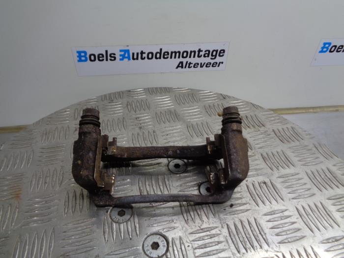 Front brake calliperholder, left from a Hyundai i10 (B5) 1.0 12V 2015