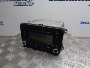 Używane Radioodtwarzacz CD Volkswagen Caddy III (2KA,2KH,2CA,2CH) 1.9 TDI Cena € 65,00 Procedura marży oferowane przez Boels Autodemontage