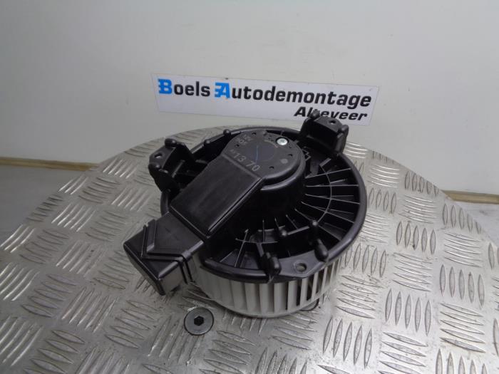 Motor de ventilador de calefactor de un Toyota Yaris III (P13) 1.0 12V VVT-i 2014