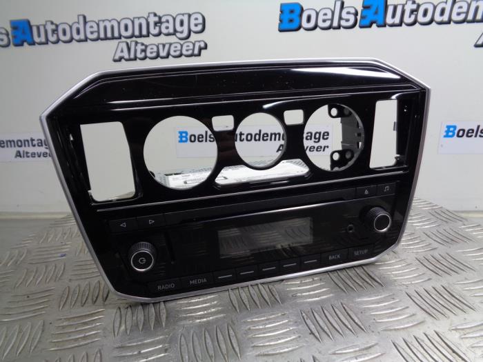 Radio CD player from a Volkswagen Up! (121) 1.0 12V 60 2018