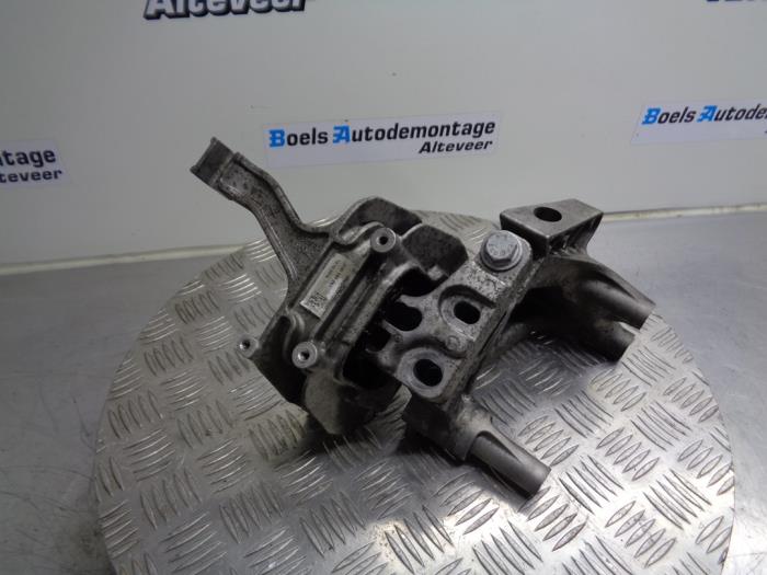 Used Engine mount Volkswagen Passat Variant (3G5) 2.0 TDI BiTurbo 16V 4Motion Price € 45,00 Margin scheme offered by Boels Autodemontage