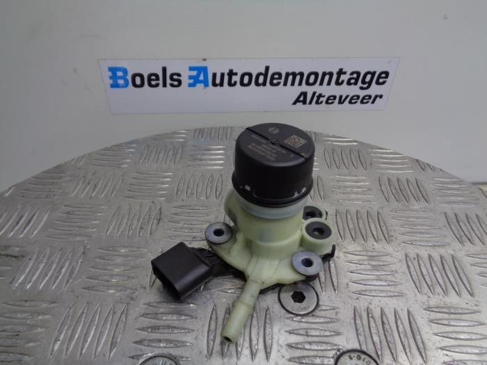 Adblue Pumpe van een Volkswagen Passat Variant (3G5) 2.0 TDI BiTurbo 16V 4Motion 2017