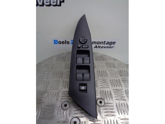 Usados Interruptor combinado de ventanillas Mazda 3 Sport (BL14/BLA4/BLB4) 1.6i MZR 16V Precio € 35,00 Norma de margen ofrecido por Boels Autodemontage