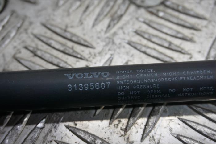 Set of tailgate gas struts from a Volvo V40 (MV) 2.0 D2 16V 2015