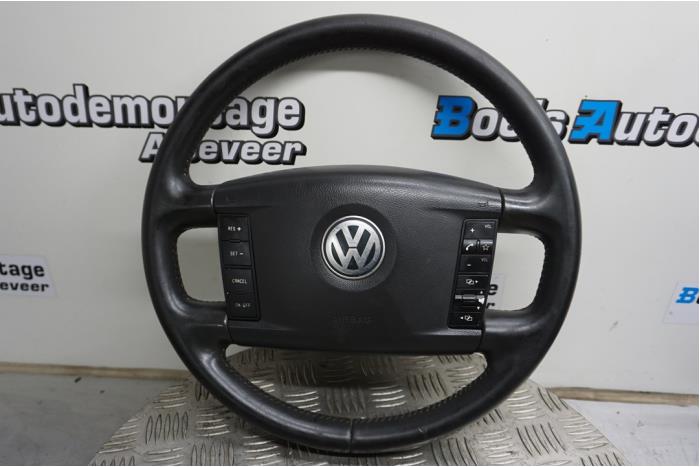 Steering wheel from a Volkswagen Touareg (7LA/7L6) 5.0 TDI V10 2005