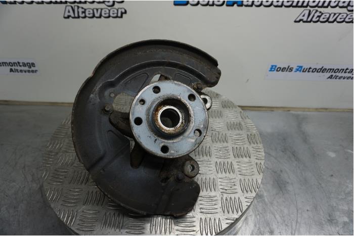 Front wheel hub from a Volvo V70 (BW) 1.6 DRIVe 16V 2010
