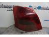 Taillight, left from a Toyota Yaris II (P9), 2005 / 2014 1.3 16V VVT-i, Hatchback, Petrol, 1.298cc, 64kW (87pk), FWD, 2SZFE, 2005-08 / 2010-11, SCP90 2008
