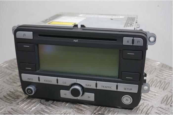 Reproductor de CD y radio de un Volkswagen Passat (3C2) 1.9 TDI 2005