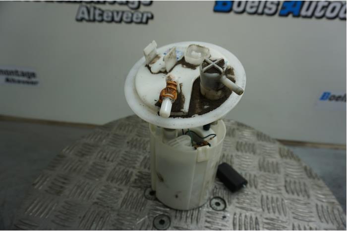 Electric fuel pump from a Mitsubishi Space Star (A0) 1.0 12V 2013