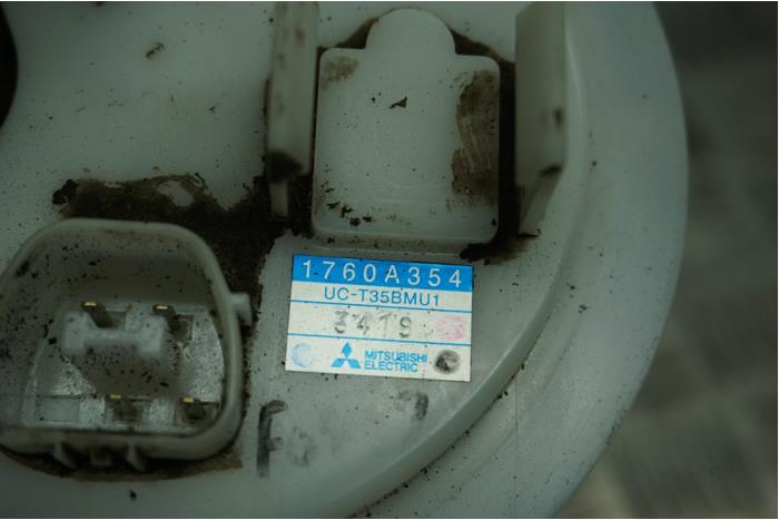 Electric fuel pump from a Mitsubishi Space Star (A0) 1.0 12V 2013