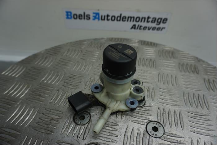 AdBlue pump from a Mercedes-Benz Vito (447.6) 2.2 114 CDI 16V 2020