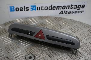 Begagnade Nödbelysningsbrytare Peugeot 308 (4A/C) 1.6 VTI 16V Pris € 15,00 Marginaltabell erbjuds av Boels Autodemontage