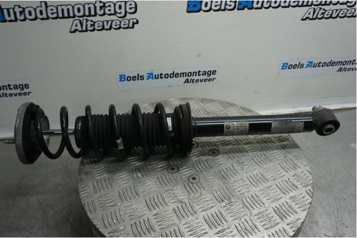 Rear shock absorber rod, left from a BMW 5 serie (G30) 530i 2.0 TwinPower Turbo 16V 2021