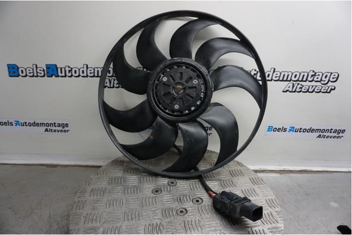 Radiator fan from a BMW 5 serie (G30) 530i 2.0 TwinPower Turbo 16V 2021