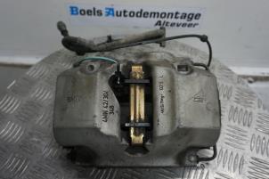 Used Front brake calliper, left BMW 5 serie (G30) 530i 2.0 TwinPower Turbo 16V Price € 100,00 Margin scheme offered by Boels Autodemontage