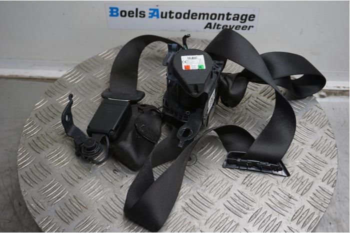 Rear seatbelt, right from a BMW 5 serie (G30) 530i 2.0 TwinPower Turbo 16V 2021