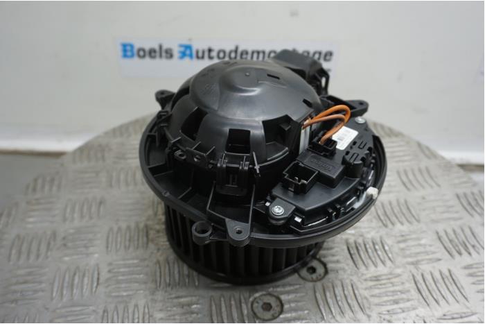 Heating and ventilation fan motor from a BMW 3 serie (F30) 330e 2018
