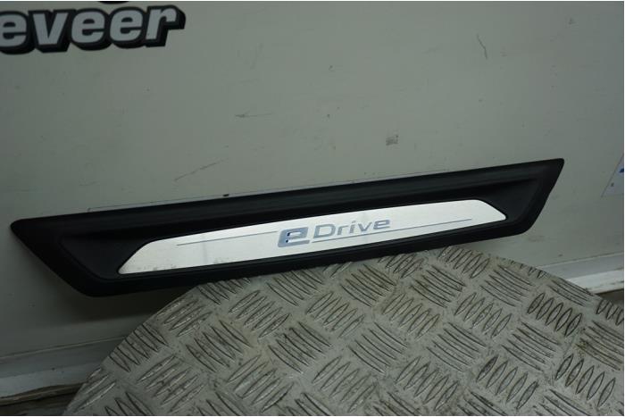 Sill trim set