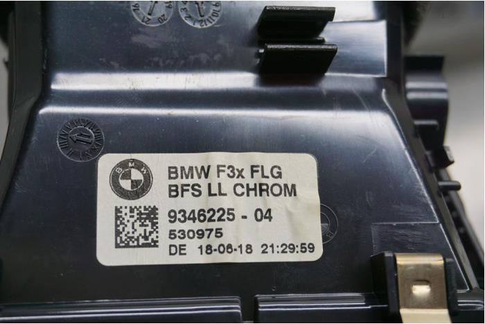 Rejilla de aire de salpicadero de un BMW 3 serie (F30) 330e 2018