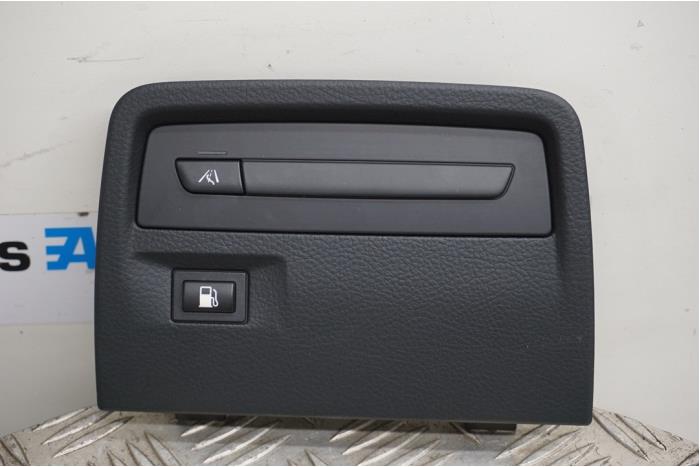 Używane Przelacznik BMW 3 serie (F30) 330e Cena € 15,00 Procedura marży oferowane przez Boels Autodemontage