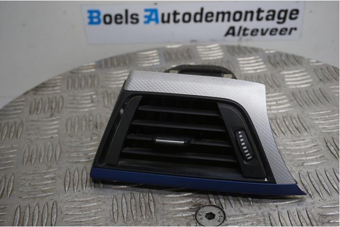 Dashboard vent from a BMW 3 serie Gran Turismo (F34) 320d 2.0 16V 2016