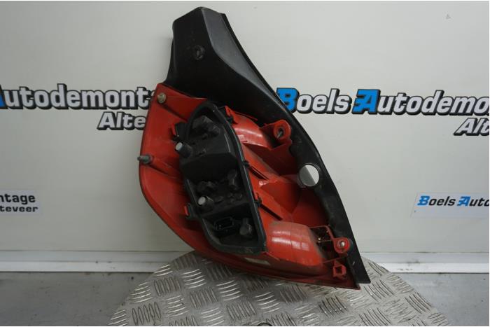 Taillight, right from a Renault Clio III (BR/CR) 1.4 16V 2006