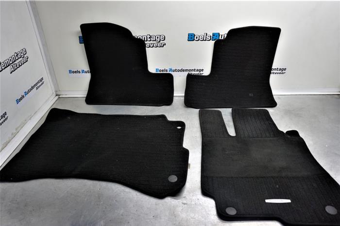 Set of mats from a Mercedes-Benz S (W221) 3.5 S-350 24V 2006