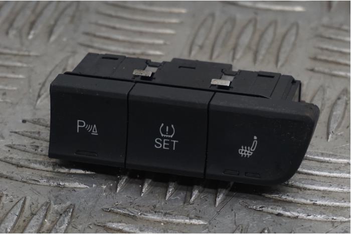 Seat heating switch from a Audi A1 (8X1/8XK) 1.4 TFSI 16V 122 2012