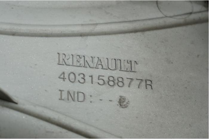 Radkappe van een Renault Clio IV Estate/Grandtour (7R) 1.5 Energy dCi 90 FAP 2015