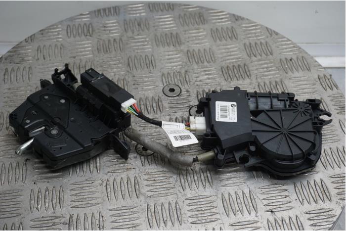Tailgate lock mechanism from a BMW X3 (F25) sDrive 28i 2.0 16V Twin Power Turbo 2016