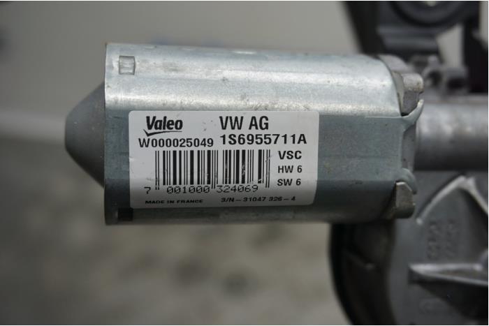 Rear wiper motor from a Volkswagen Up! (121) 1.0 12V 60 2015