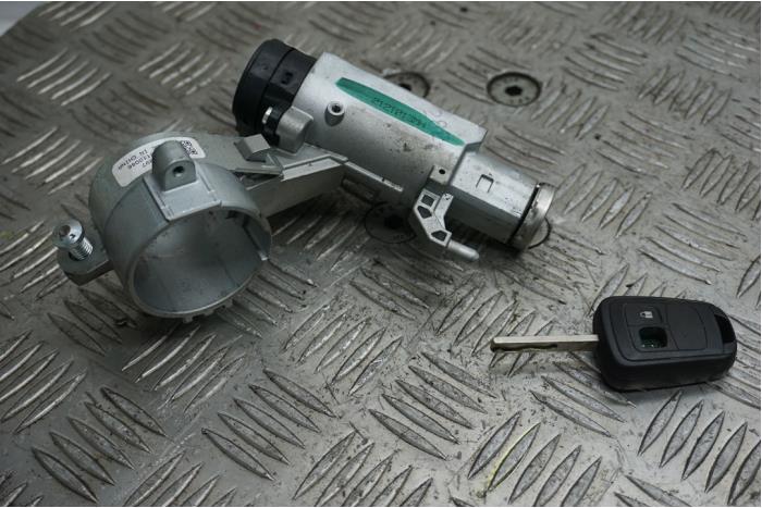 Używane Stacyjka + Kluczyk Opel Meriva (B) 1.4 16V Ecotec Cena € 50,00 Procedura marży oferowane przez Boels Autodemontage