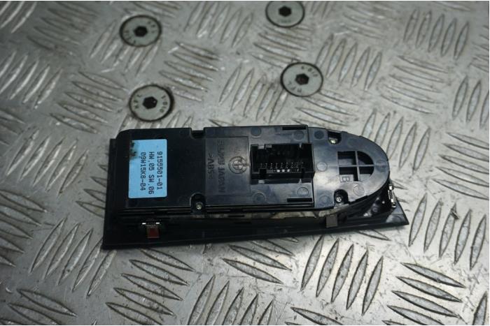 Multi-functional window switch from a BMW 3 serie Touring (E91) 320i 16V 2009