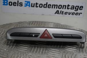 Begagnade Nödbelysningsbrytare Peugeot 308 (4A/C) 1.6 VTI 16V Pris € 15,00 Marginaltabell erbjuds av Boels Autodemontage