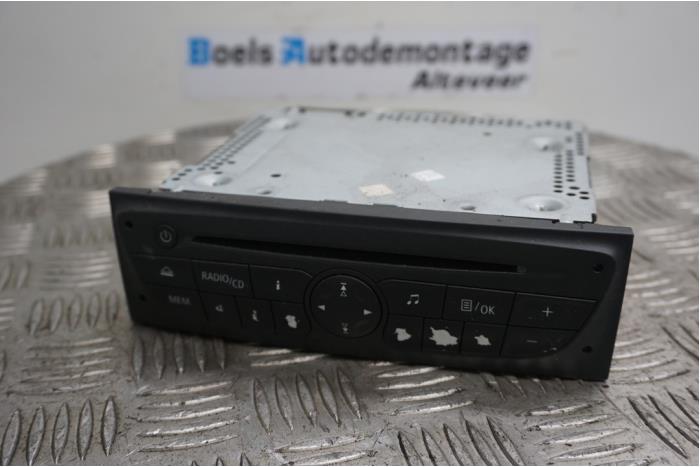 Radio CD player from a Renault Clio III (BR/CR) 1.2 16V 75 2012