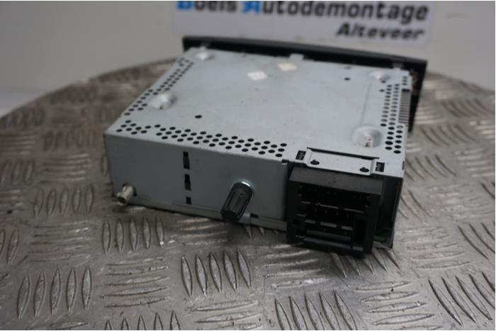 Radio CD player from a Renault Clio III (BR/CR) 1.2 16V 75 2012