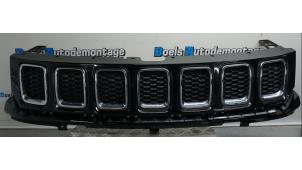 Używane Grill Jeep Compass (MP) 1.4 Multi Air2 16V 4x4 Cena € 250,00 Procedura marży oferowane przez Boels Autodemontage