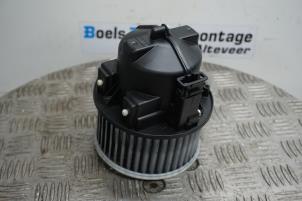 Used Heating and ventilation fan motor Landrover Range Rover Evoque (LVJ/LVS) 2.2 SD4 16V Price € 50,00 Margin scheme offered by Boels Autodemontage
