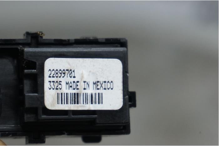 Central locking switch from a Opel Insignia 1.6 SIDI Eco Turbo 16V 2014