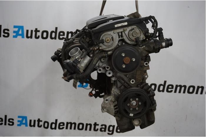 Motor van een Opel Corsa D 1.2 ecoFLEX 2010
