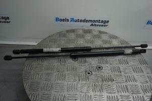 Używane Zestaw amortyzatorów gazowych pokrywy silnika BMW Mini One/Cooper (R50) 1.6 16V One Cena € 30,00 Procedura marży oferowane przez Boels Autodemontage