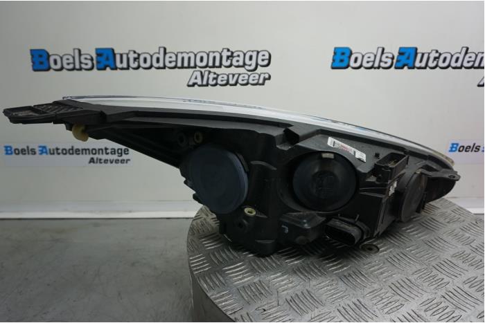 Headlight, left from a Ford Focus 3 Wagon 1.0 Ti-VCT EcoBoost 12V 100 2015