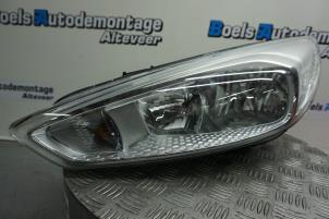 Używane Reflektor lewy Ford Focus 3 Wagon 1.0 Ti-VCT EcoBoost 12V 100 Cena € 125,00 Procedura marży oferowane przez Boels Autodemontage