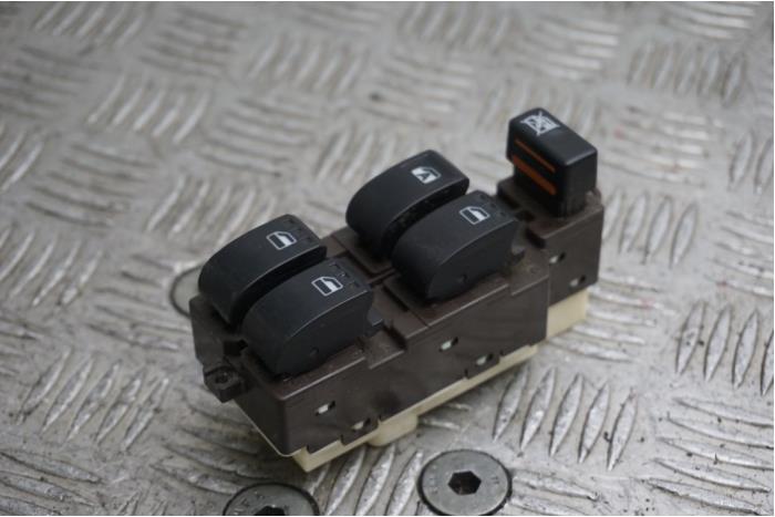 Używane Przelacznik combi okienny Daihatsu Trevis 1.0 12V DVVT Cena € 30,00 Procedura marży oferowane przez Boels Autodemontage