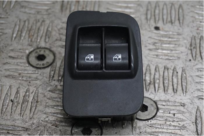 Usados Interruptor combinado de ventanillas Peugeot Bipper (AA) 1.4 HDi Precio € 30,00 Norma de margen ofrecido por Boels Autodemontage