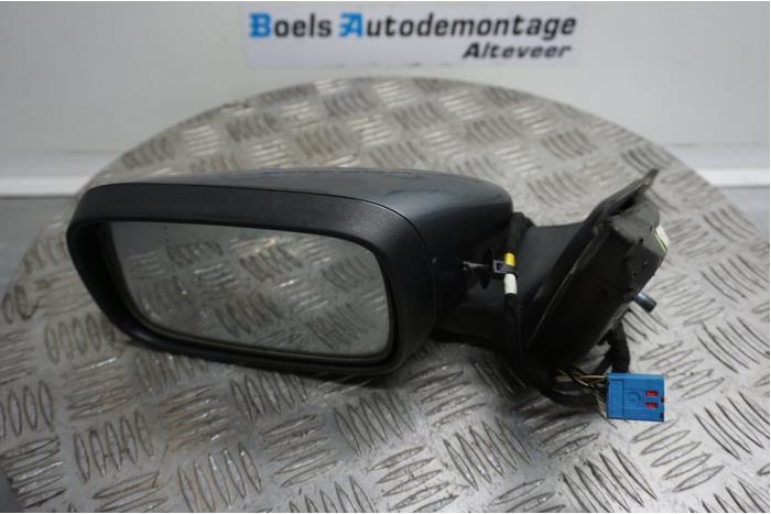 Wing mirror, left from a Volvo V50 (MW) 1.6 D 16V 2006