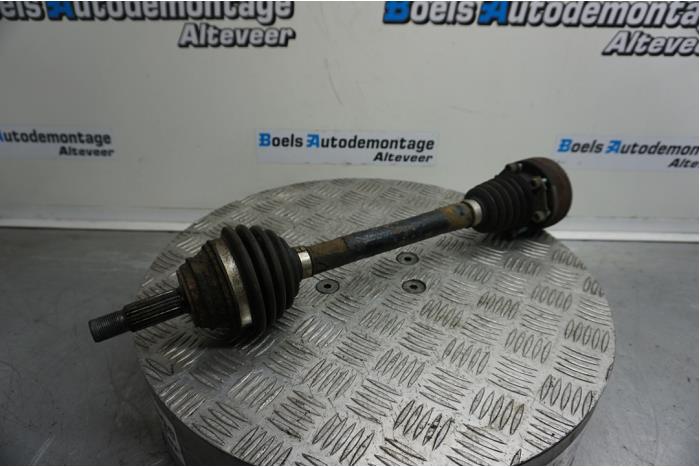 Front drive shaft, left from a Volkswagen Polo III (6N2) 1.4 2001