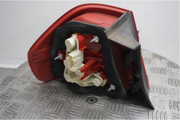 Taillight, right from a BMW 3 serie (E90) 320d 16V 2006