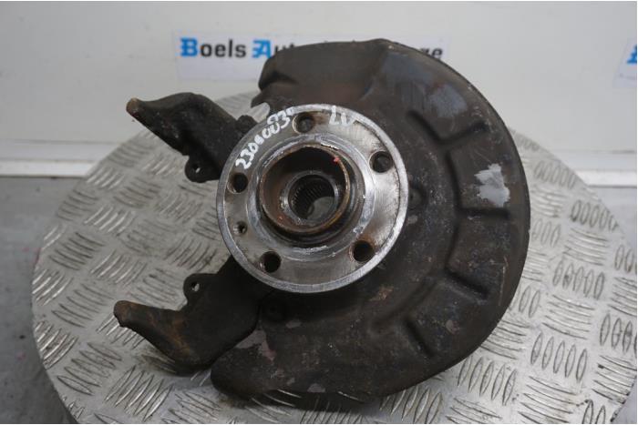 Front wheel hub from a Volkswagen Polo IV (9N1/2/3) 1.2 12V 2008